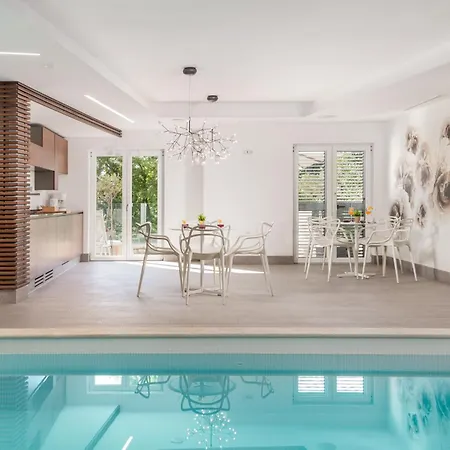 Plage Lovran Residence * لوفغان